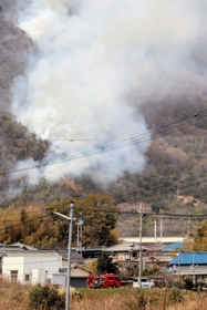 炎や煙が立ち上る火災現場＝１２日午後、赤穂市大津