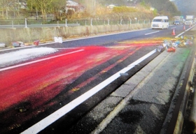 トラックが横転し、中国自動車道の路面に散乱したペンキ（兵庫県警高速隊提供）