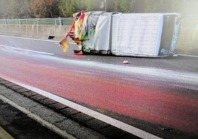 トラックが横転し、中国自動車道の路面に散乱したペンキ（兵庫県警高速隊提供）
