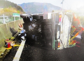 中国自動車道で横転したトラック（兵庫県警高速隊提供、画像の一部を加工しています）