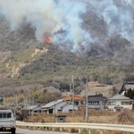 炎や煙が立ち上る火災現場＝１２日午後、赤穂市大津