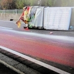 トラックが横転し、中国自動車道の路面に散乱したペンキ（兵庫県警高速隊提供）