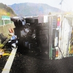 中国自動車道で横転したトラック（兵庫県警高速隊提供、画像の一部を加工しています）