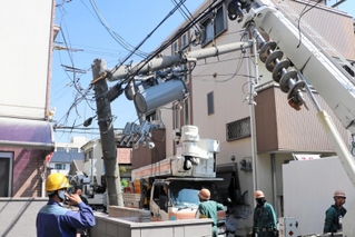 折れて倒れた電柱＝９日午前、尼崎市若王寺