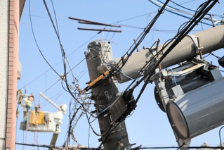 衝撃で折れたとみられる電柱＝９日午前、尼崎市若王寺