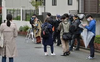 木村隆二容疑者の自宅周辺で取材をする報道陣＝１５日午後、川西市内