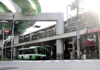 １０代男性が落下してけがを負う事故があったＪＲ三ノ宮駅南側＝３０日午後４時５８分、神戸市中央区雲井通７