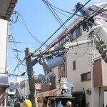 折れて倒れた電柱＝９日午前、尼崎市若王寺
