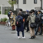 木村隆二容疑者の自宅周辺で取材をする報道陣＝１５日午後、川西市内