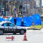 ブルーシートが張られた現場＝２２日午後、神戸市長田区東尻池町９