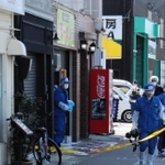 男性が頭などから血を流して倒れていたラーメン店の周辺を調べる兵庫県警の捜査員ら＝２２日午後、神戸市長田区東尻池町９