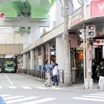 １０代男性が落下してけがを負ったとみられるＪＲ三ノ宮駅の南側＝３０日午後５時６分、神戸市中央区雲井通７