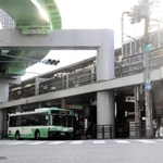 １０代男性が落下してけがを負う事故があったＪＲ三ノ宮駅南側＝３０日午後４時５８分、神戸市中央区雲井通７