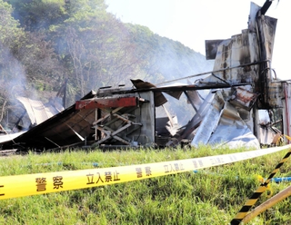 全焼した養鶏場の鶏舎＝１１日午前８時５０分、兵庫県佐用町西徳久