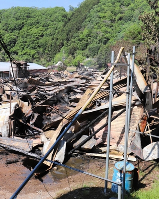 全焼した養鶏場の鶏舎＝１１日午前８時５６分、兵庫県佐用町西徳久