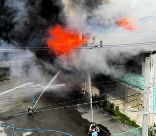 黒煙と炎を上げて燃える皮革工場＝１８日午後４時４４分、たつの市誉田町誉