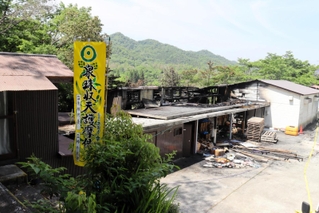 寺院内の焼けた職員用宿舎＝午前９時４３分、三田市尼寺、弥勒寺