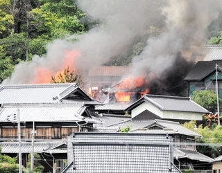 炎を上げて燃える民家＝１８日午後、神戸市北区山田町上谷上（提供写真）