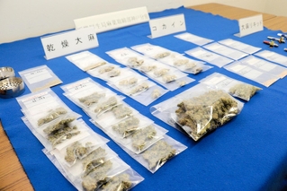 押収された違法薬物＝１９日午後、神戸市中央区の神戸地方合同庁舎