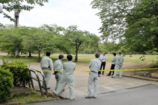シロトピア記念公園は一帯に規制線が張られ、市職員らが不安そうに現場を見つめた＝姫路市本町
