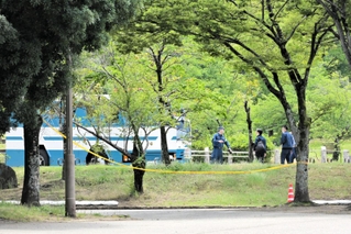 警察車両が集まり、物々しい雰囲気に包まれた不審物の発見現場＝姫路市本町