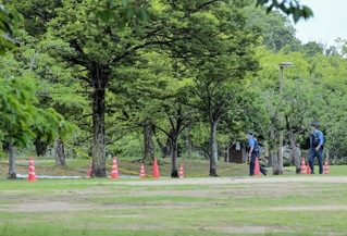 不審物が見つかった現場周辺を調べる警察官＝姫路市本町