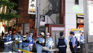 事件現場付近に集まる消防隊員や警察官ら＝２８日午後９時９分、神戸市中央区北長狭通２