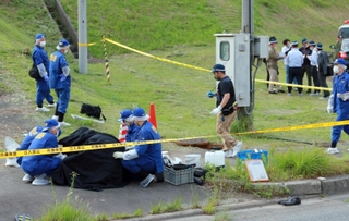 遺棄された乳児の死体が見つかった現場を調べる捜査員たち＝２５日午後５時４１分、丹波篠山市真南条上