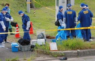 遺棄された乳児の死体が見つかった現場を調べる捜査員たち＝２５日午後５時４７分、丹波篠山市真南条上