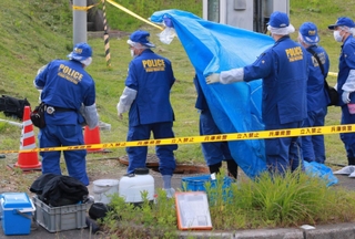 遺棄された乳児の死体が見つかった現場を調べる捜査員たち＝２５日午後５時４８分、丹波篠山市真南条上