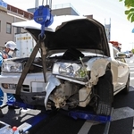 店舗に突っ込んだ後、レッカーされる乗用車＝９日午後０時１３分、西宮市羽衣町（撮影・吉田敦史、画像を一部加工しています）