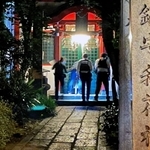 さい銭箱の周辺を調べる警察官＝１０日午後１０時３２分、神戸市兵庫区西出町、西出鎮守稲荷神社