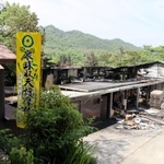 寺院内の焼けた職員用宿舎＝午前９時４３分、三田市尼寺、弥勒寺