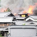 炎を上げて燃える民家＝１８日午後、神戸市北区山田町上谷上（提供写真）