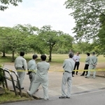 シロトピア記念公園は一帯に規制線が張られ、市職員らが不安そうに現場を見つめた＝姫路市本町