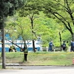 警察車両が集まり、物々しい雰囲気に包まれた不審物の発見現場＝姫路市本町