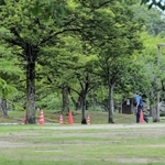 不審物が見つかった現場周辺を調べる警察官＝姫路市本町