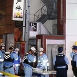 事件現場付近に集まる消防隊員や警察官ら＝２８日午後９時９分、神戸市中央区北長狭通２