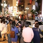 負傷事案があった現場周辺＝２８日午後９時９分、神戸市中央区北長狭通２