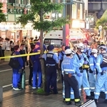 警察官や消防隊員らが集まり、騒然とする現場付近＝２８日夜、神戸市中央区北長狭通２