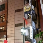 ３階のベトナム料理店で乱闘とみられる事件があり、騒然とする現場周辺＝２８日午後９時４６分、神戸市中央区北長狭通２