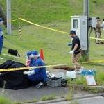遺棄された乳児の死体が見つかった現場を調べる捜査員たち＝２５日午後５時４１分、丹波篠山市真南条上