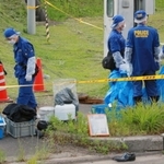 遺棄された乳児の死体が見つかった現場を調べる捜査員たち＝２５日午後５時４７分、丹波篠山市真南条上