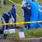 遺棄された乳児の遺体が見つかった下水道を調べる捜査員＝２５日午後５時４７分、丹那篠山市真南条上