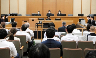 神戸高２刺殺事件の初公判に臨む裁判官ら＝神戸市中央区橘通２、神戸地裁