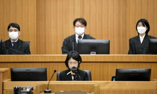 神戸高２刺殺事件の初公判に臨む裁判官ら＝神戸市中央区橘通２、神戸地裁