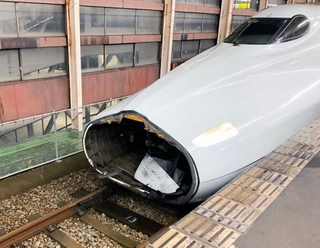 事故の影響で破損したさくら５７２号の先頭車両＝９日朝、ＪＲ姫路駅（ＪＲ西日本提供）