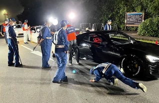 不正改造車を確認する係員ら＝神戸市灘区六甲山町北六甲（国土交通省神戸運輸監理部提供、画像の一部を加工しています）