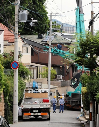 クレーンが倒れた住宅街＝１４日午後４時４分、灘区赤松町１