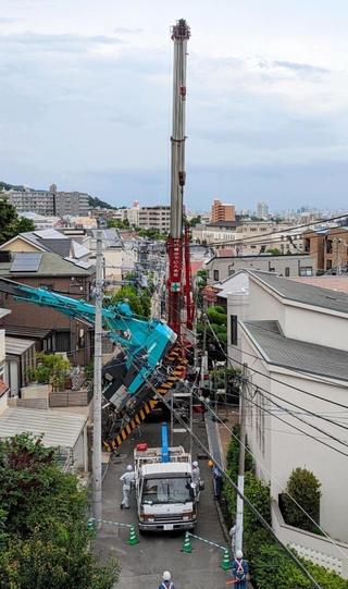 住宅街で倒れたクレーン車＝１４日午後、灘区赤松町（読者提供）